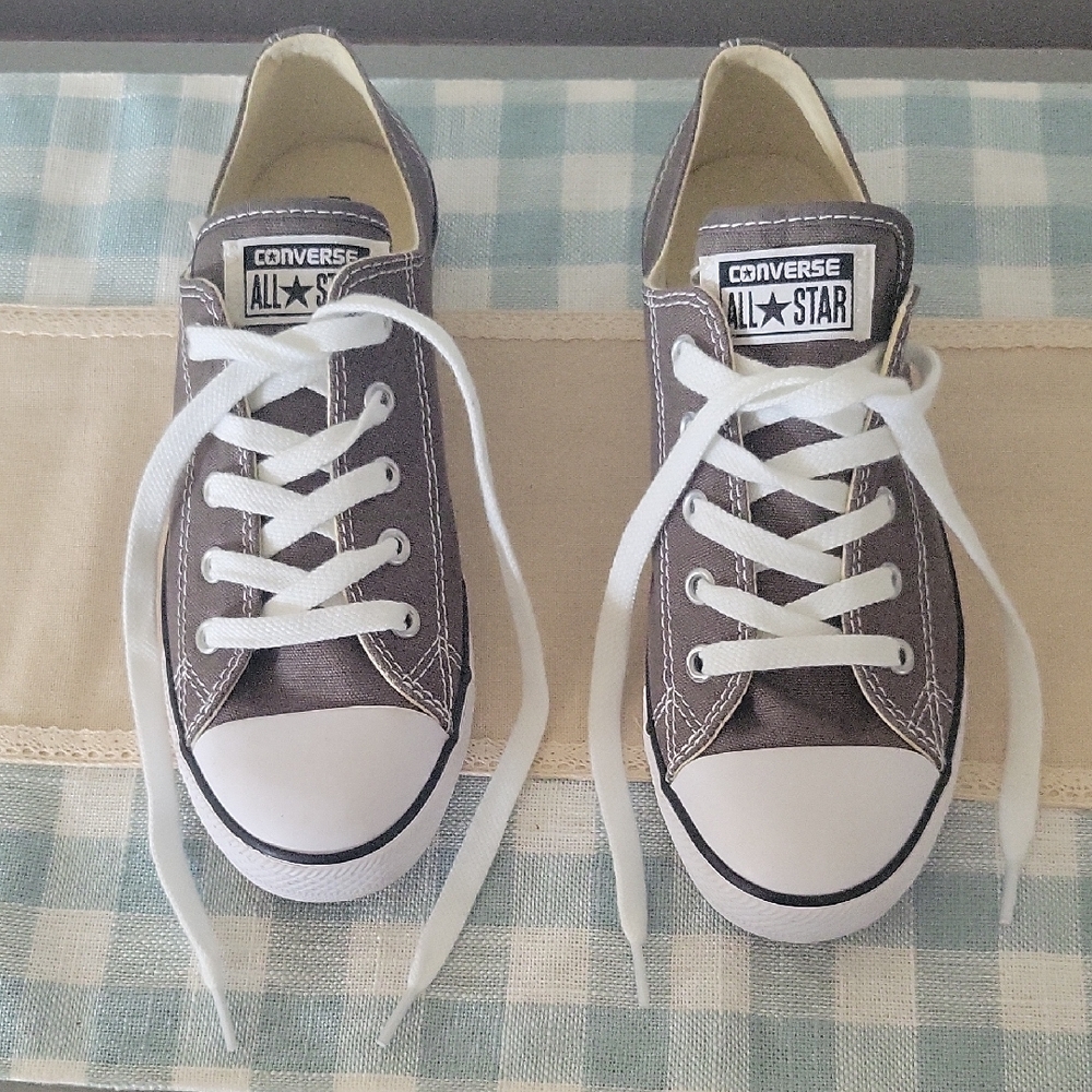 Converse Gray Sneakers with Iconic High-Top Design - Like New!